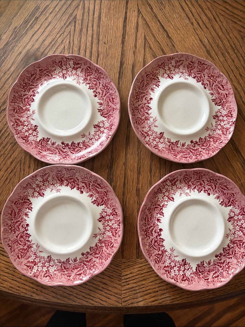 Romantic England Red (Round, Dishwasher Safe Mark)
by J & G MEAKIN